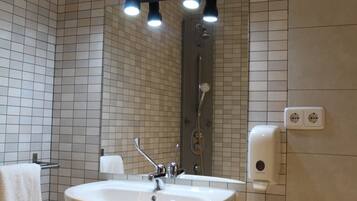 Chambre Double ou avec lits jumeaux, vue montagne | Salle de bain | Articles de toilette gratuits, serviettes fournies