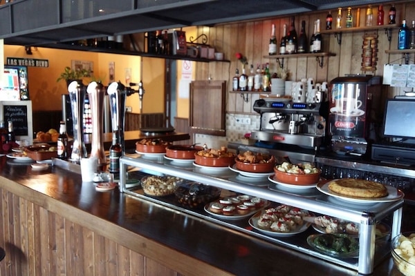 Serviert Frühstück, Mittagessen und Abendessen