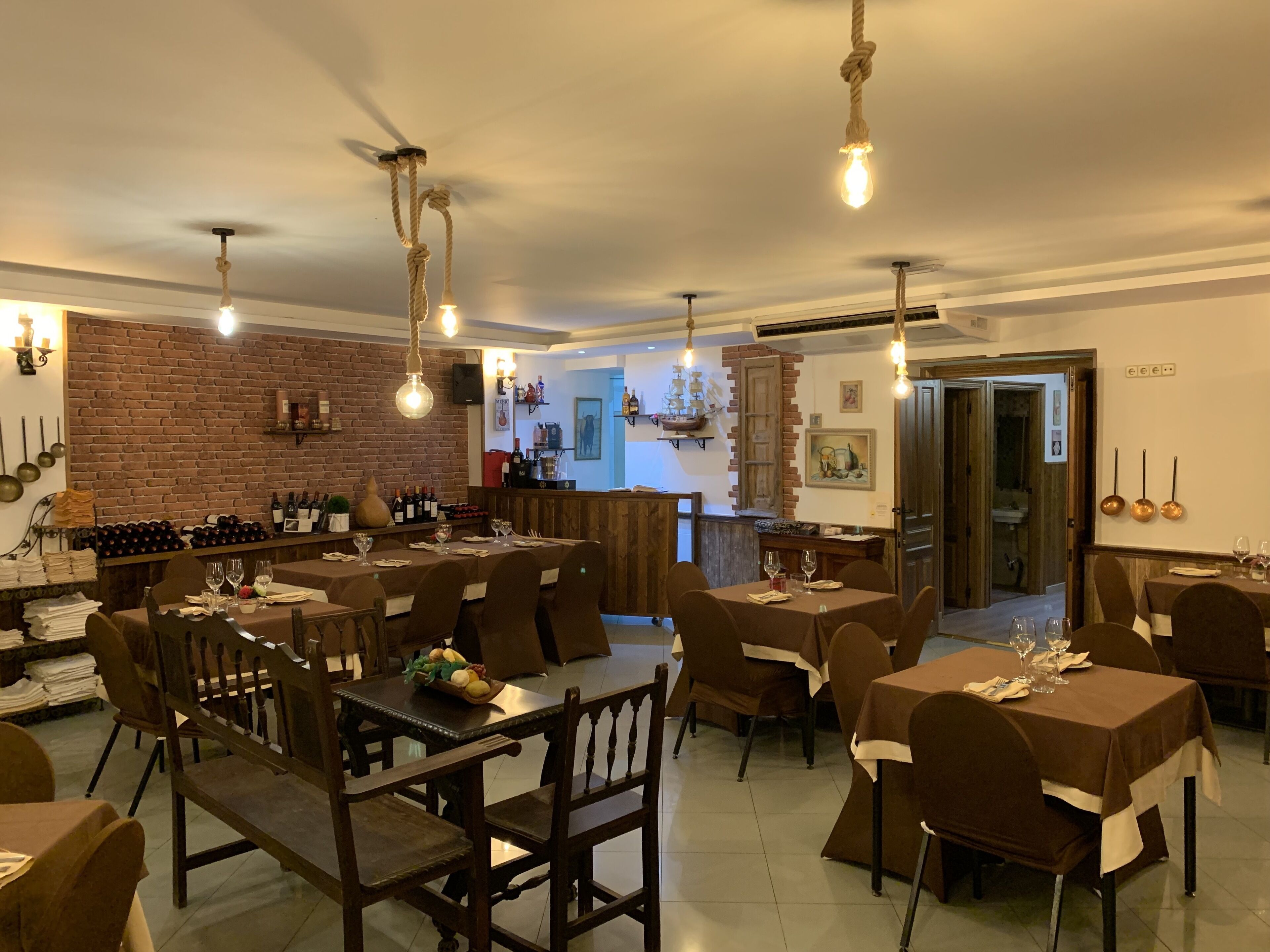 朝食、ランチ、ディナーに営業 (郷土料理)