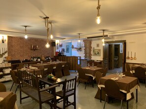 Breakfast, lunch, dinner served; Regional cuisine 