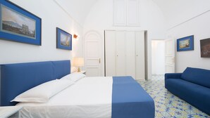 Una habitación de hotel con una cama, un sofá y un televisor.