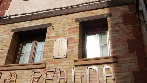 Un edificio con un cartel que dice "HOLA REALDA".