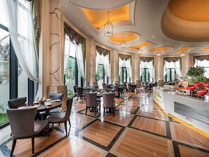 2 restaurants; breakfast, lunch, and dinner served - Pullman Tangshan (Tangshan)