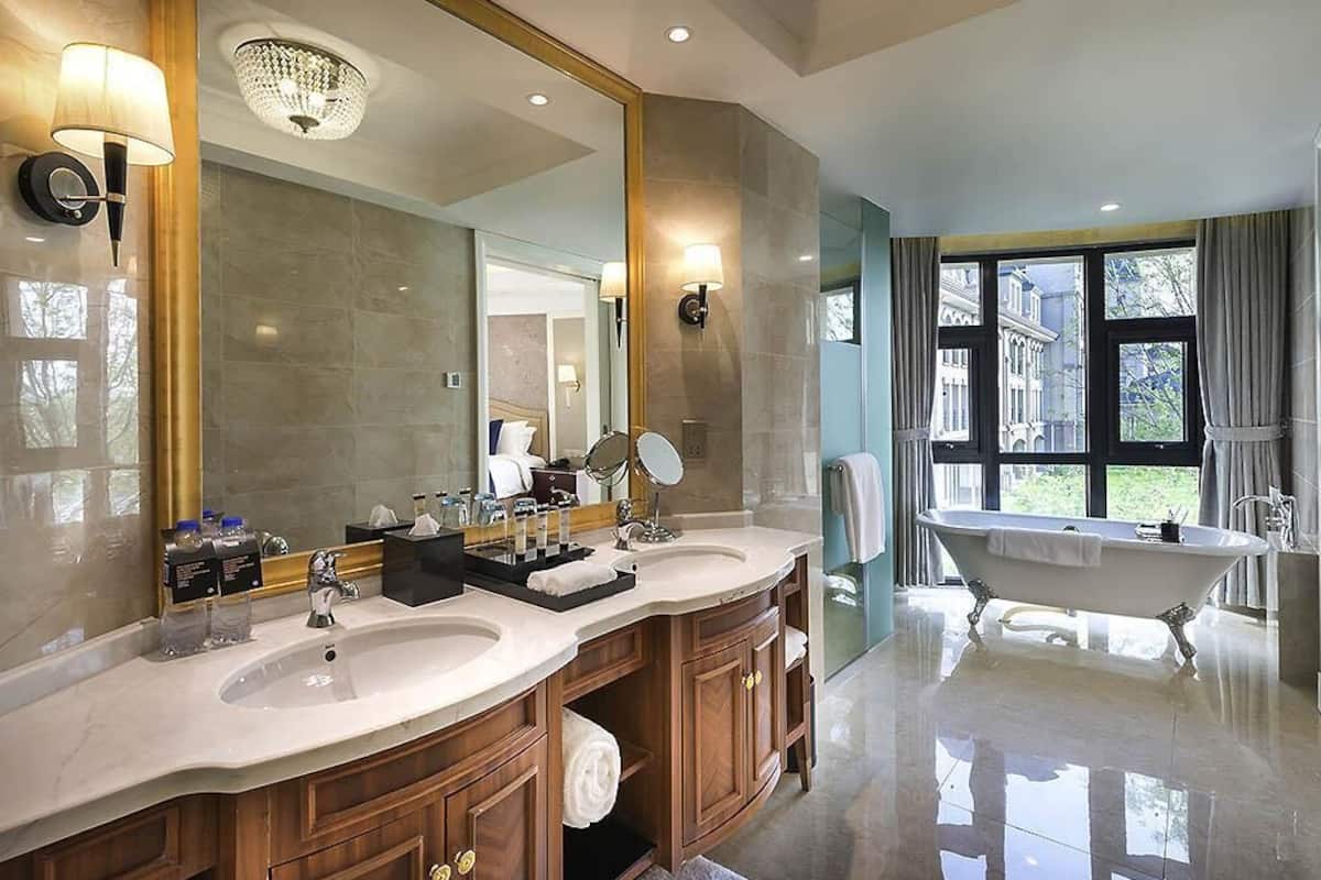 Superior Suite, 1 King Bed, Club lounge access | 1 bedroom, premium bedding, minibar, in-room safe