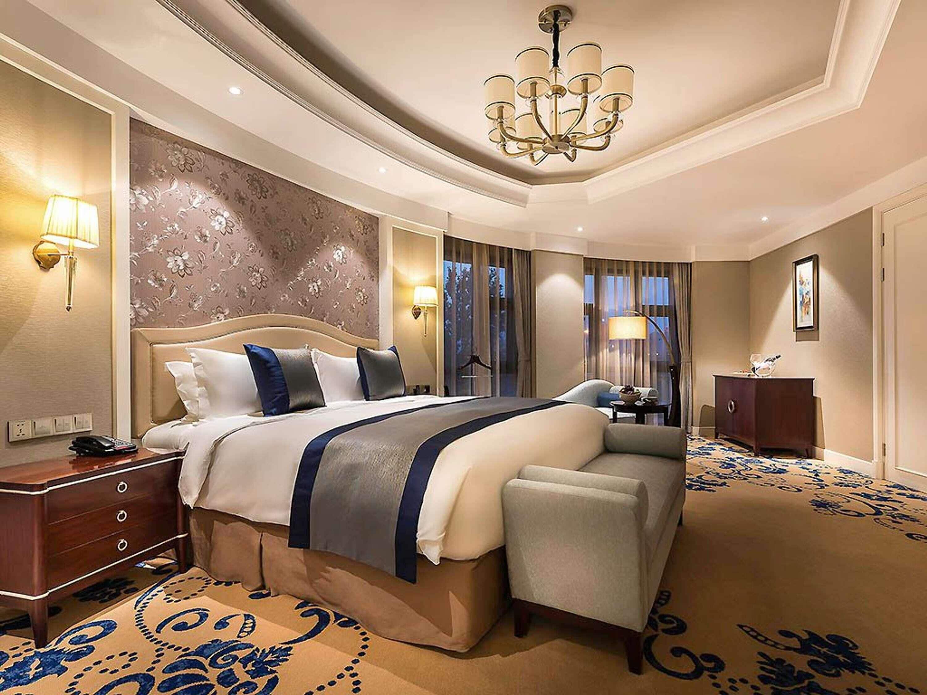 Phòng Suite Superior, 1 giường cỡ king, quyền sử dụng Club Lounge | Bộ đồ giường cao cấp, minibar, két bảo mật tại phòng, bàn 