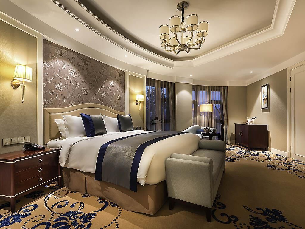 Superior Suite, 1 King Bed, Club lounge access | Premium bedding, minibar, in-room safe, desk