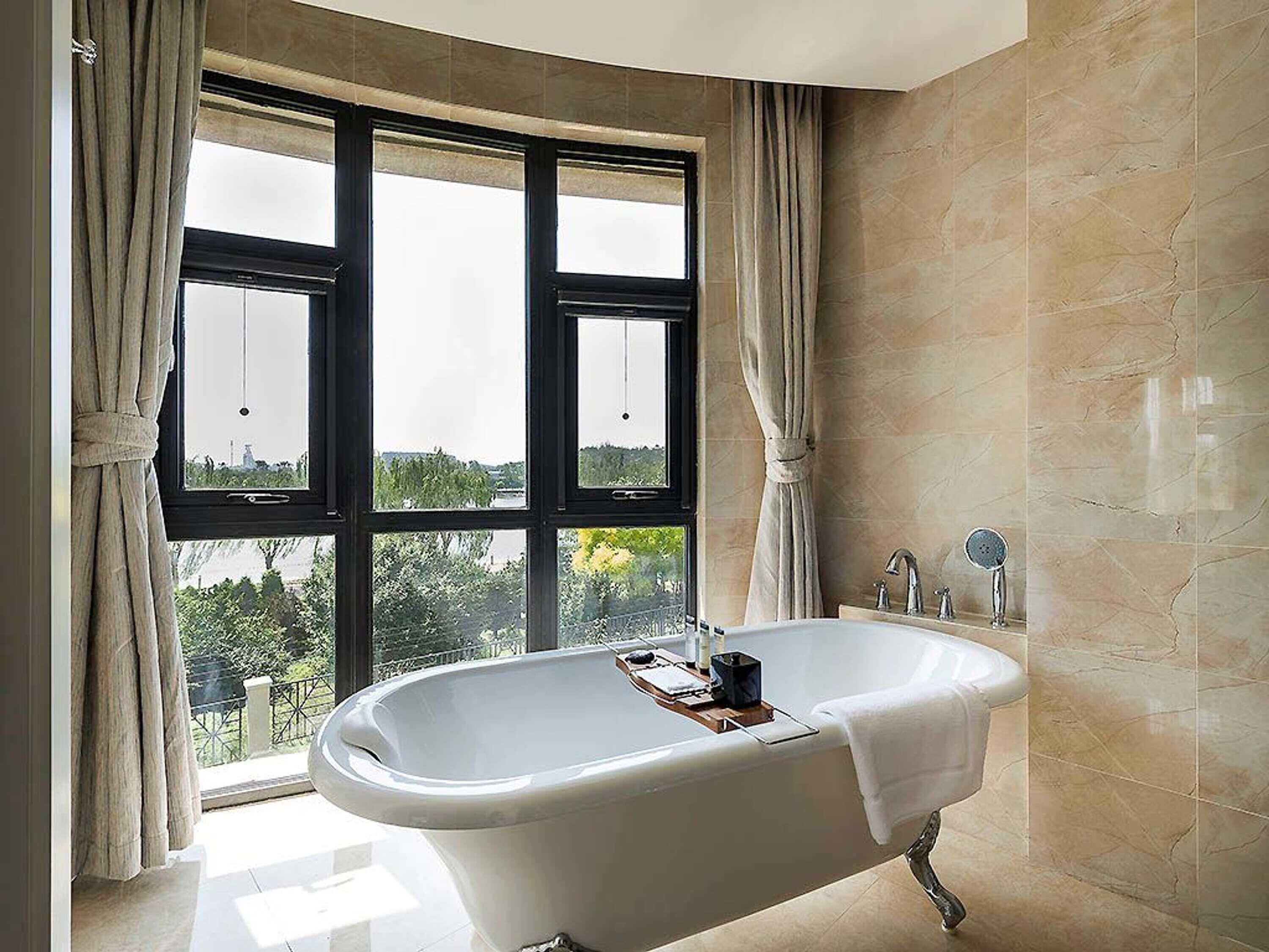 Suite Deluxe, 1 très grand lit, accès au salon club | Literie de qualité supérieure, minibar, coffres-forts dans les chambres