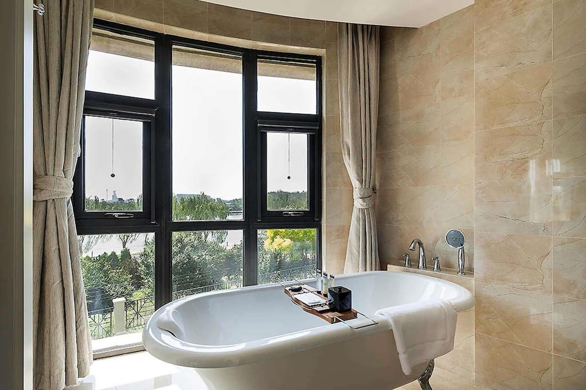 Suite Deluxe, 1 trÚs grand lit, accÚs au salon club | Literie de qualité supérieure, minibar, coffres-forts dans les chambres