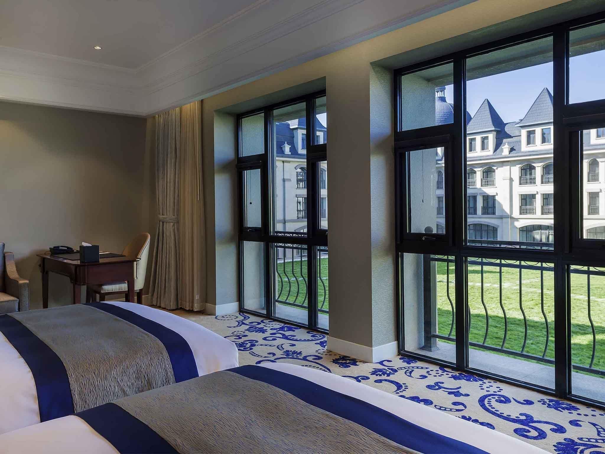 Deluxe Room, 2 Twin Beds | Premium bedding, minibar, in-room safe, desk