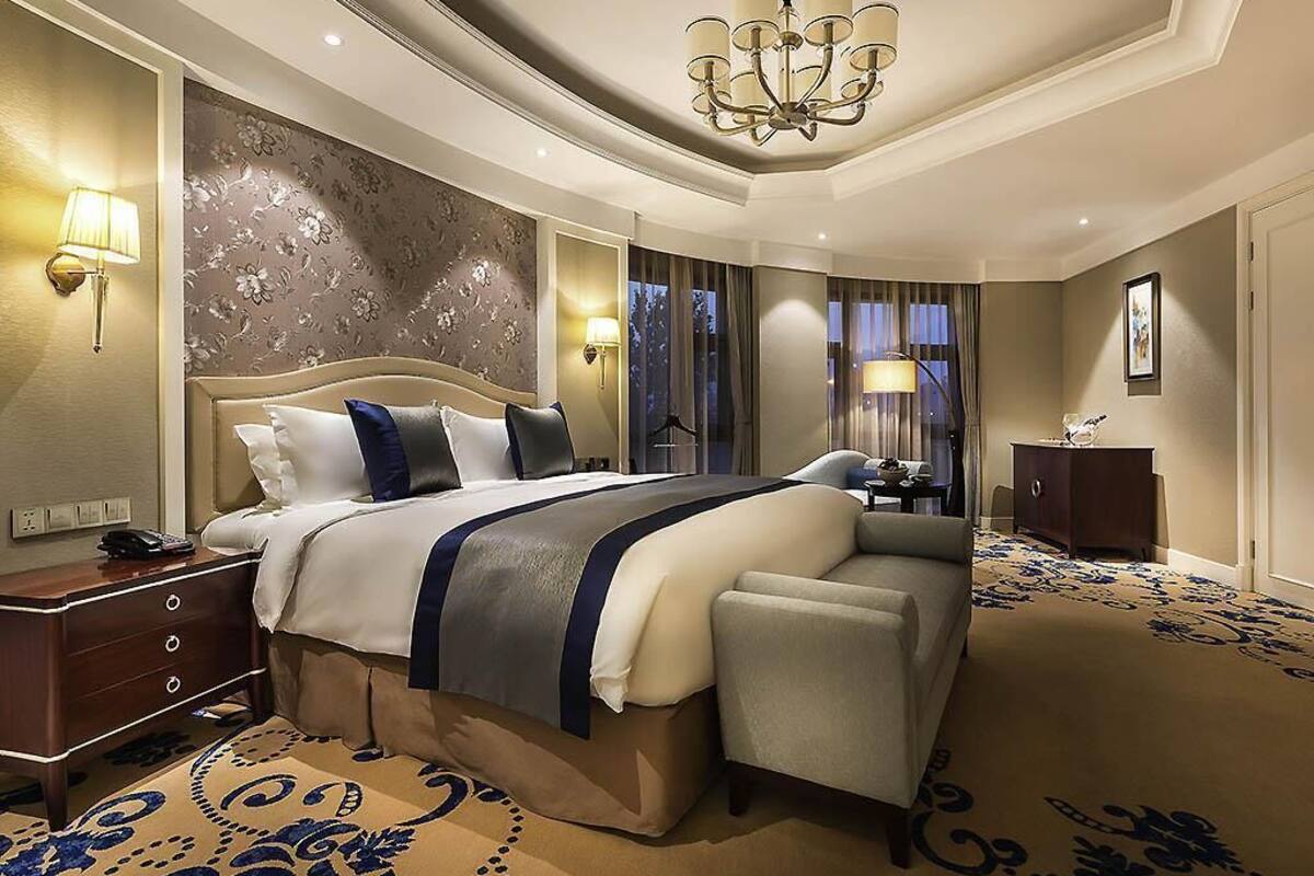 Suite supérieure, 1 très grand lit, accès au bar-salon | Literie de qualité, minibar, coffre-fort, bureau