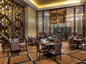 Salón en el lobby, con vista al jardín
