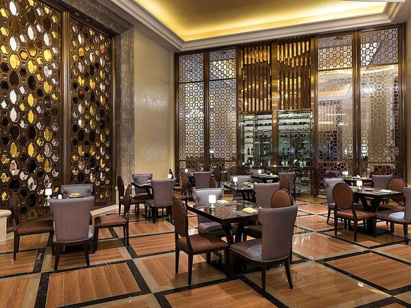 Salón en el lobby, con vista al jardín
