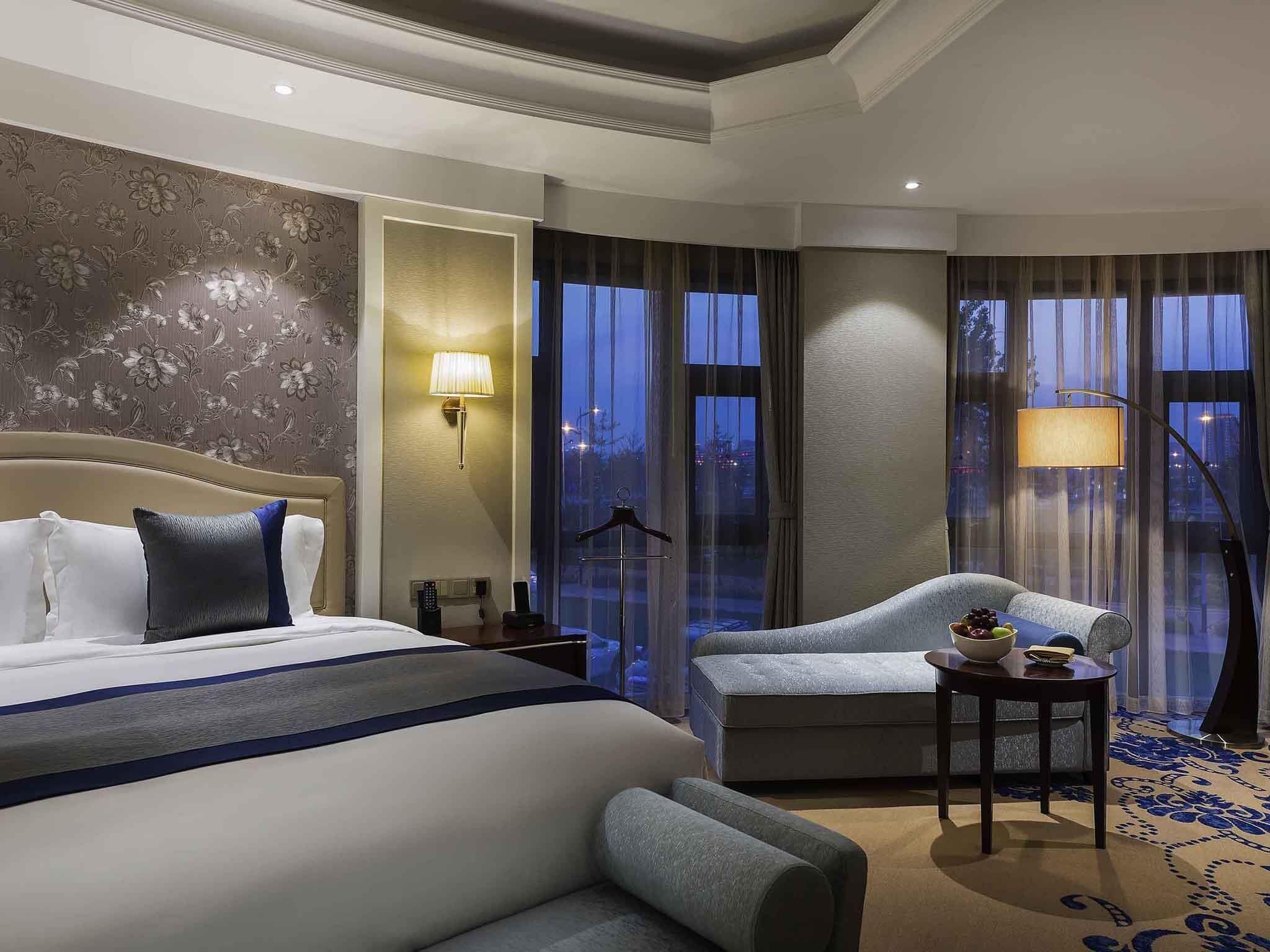 Suite Supérieure, 1 très grand lit, accès au salon club | Literie de qualité supérieure, minibar, coffres-forts dans les chambres