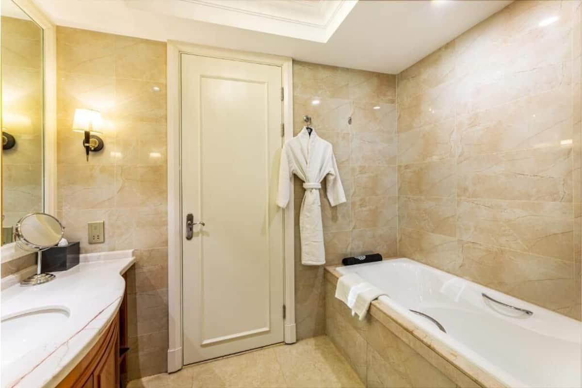 Bathtub dan shower terpisah dan pancuran hujan