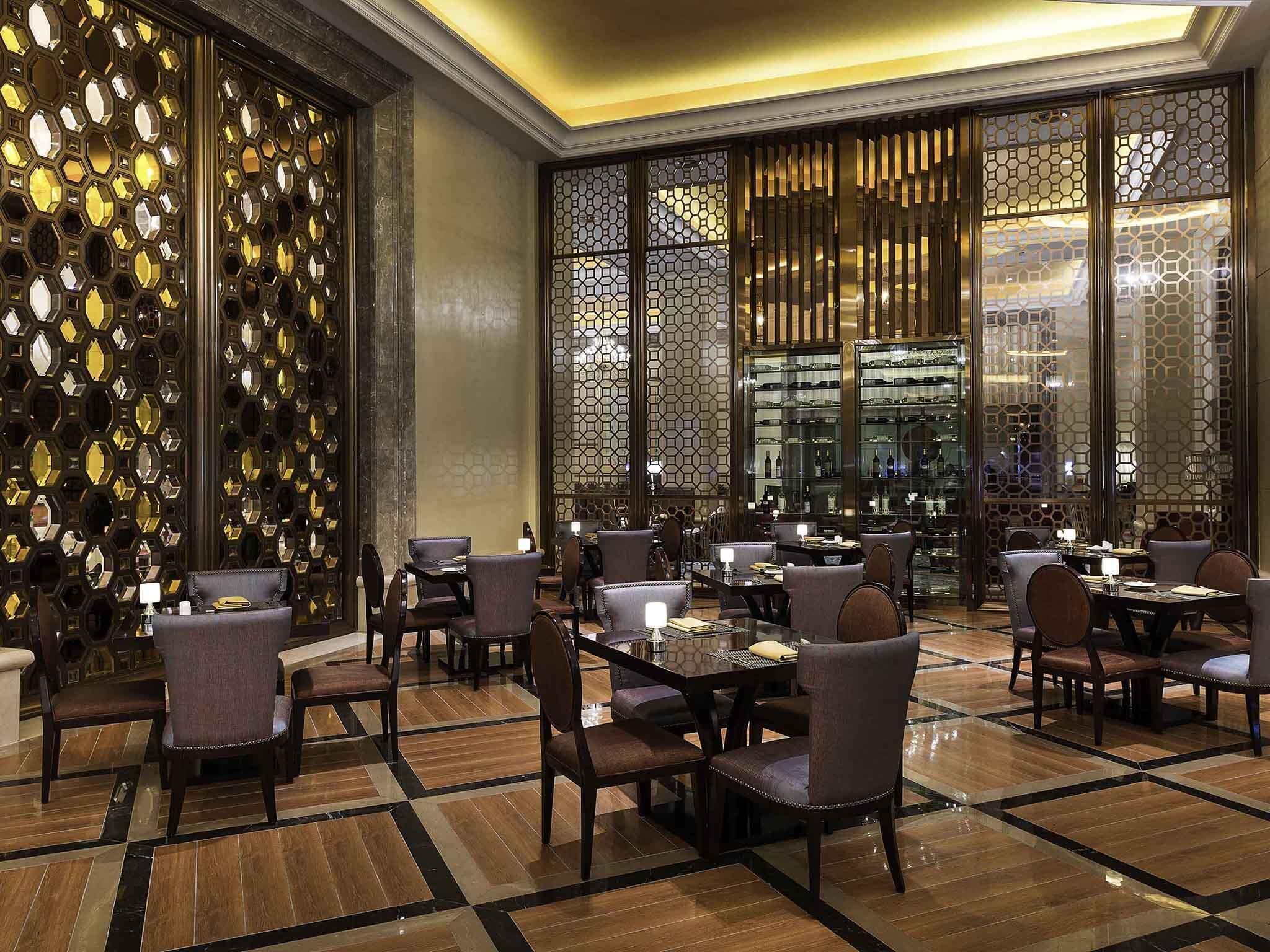 2 restaurantes; se sirve desayuno, almuerzo y cena; cocina internacional