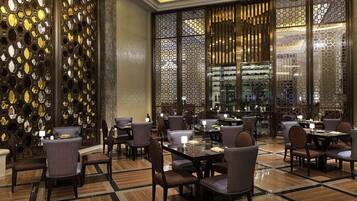 2 restaurants, breakfast, lunch, dinner served; international cuisine