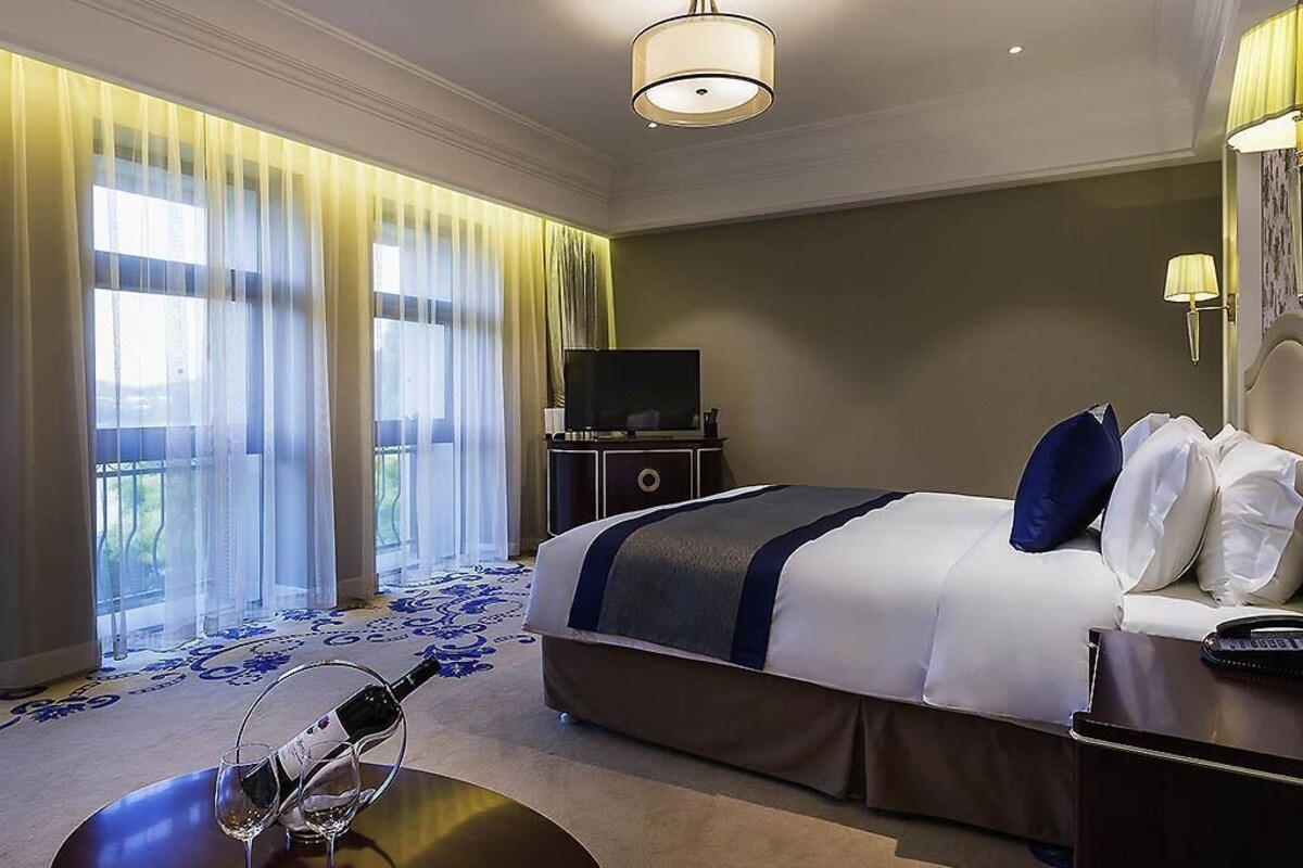 Habitación superior, 1 cama King size, con acceso al salón lounge del club | Ropa de cama de alta calidad y minibar