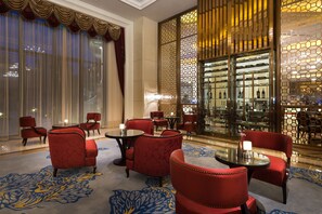 Lounge tại sảnh, Nhìn ra vườn
