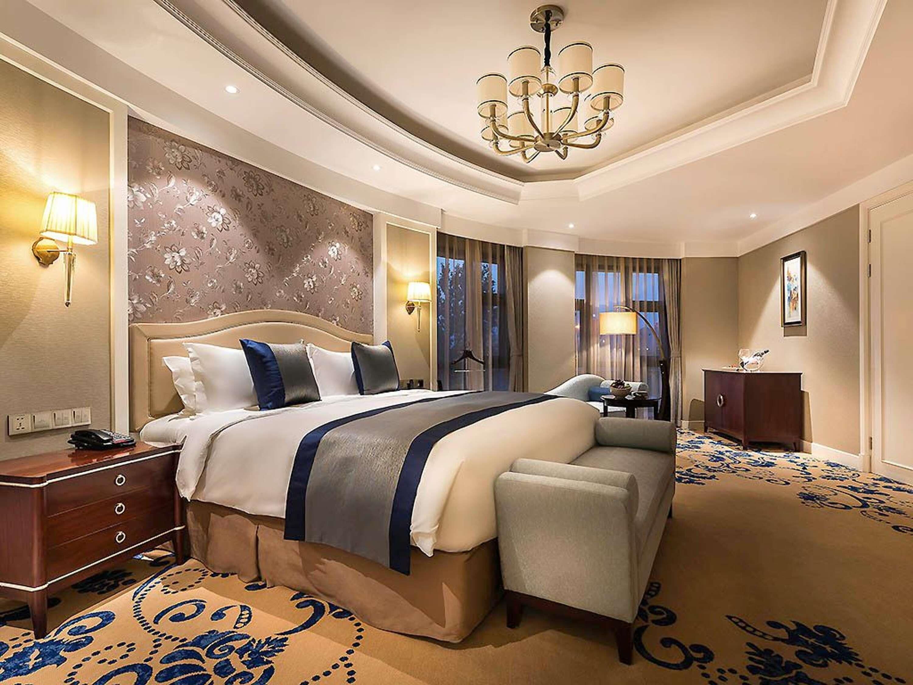 Superior Suite, 1 King Bed, Club Lounge Access | Premium bedding, minibar, in-room safe, desk