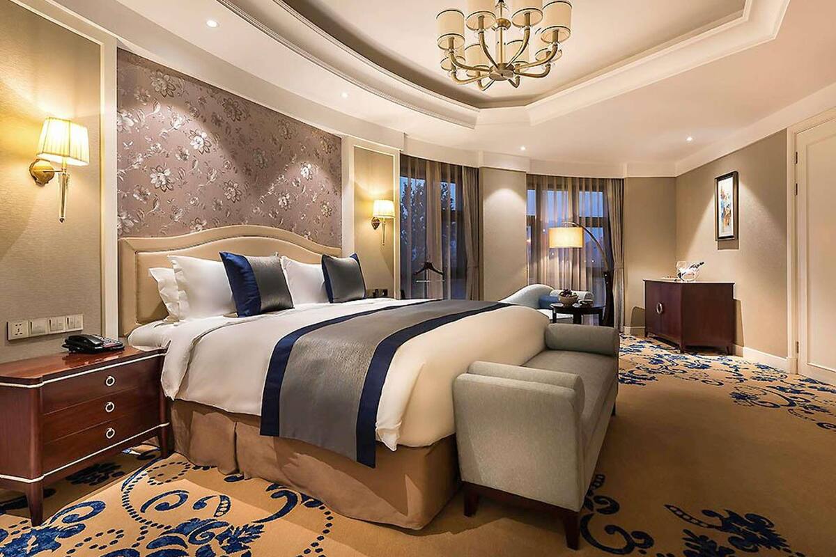 Superior Suite, 1 King Bed, Club Lounge Access | Premium bedding, minibar, in-room safe, desk