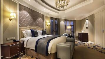 Superior Suite, 1 King Bed, Club Lounge Access | Premium bedding, minibar, in-room safe, desk
