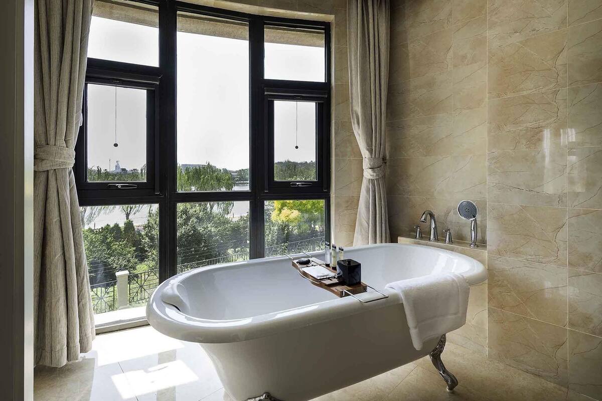 Suite Deluxe, 1 très grand lit, accès au salon club | 1 chambre, literie de qualité supérieure, minibar