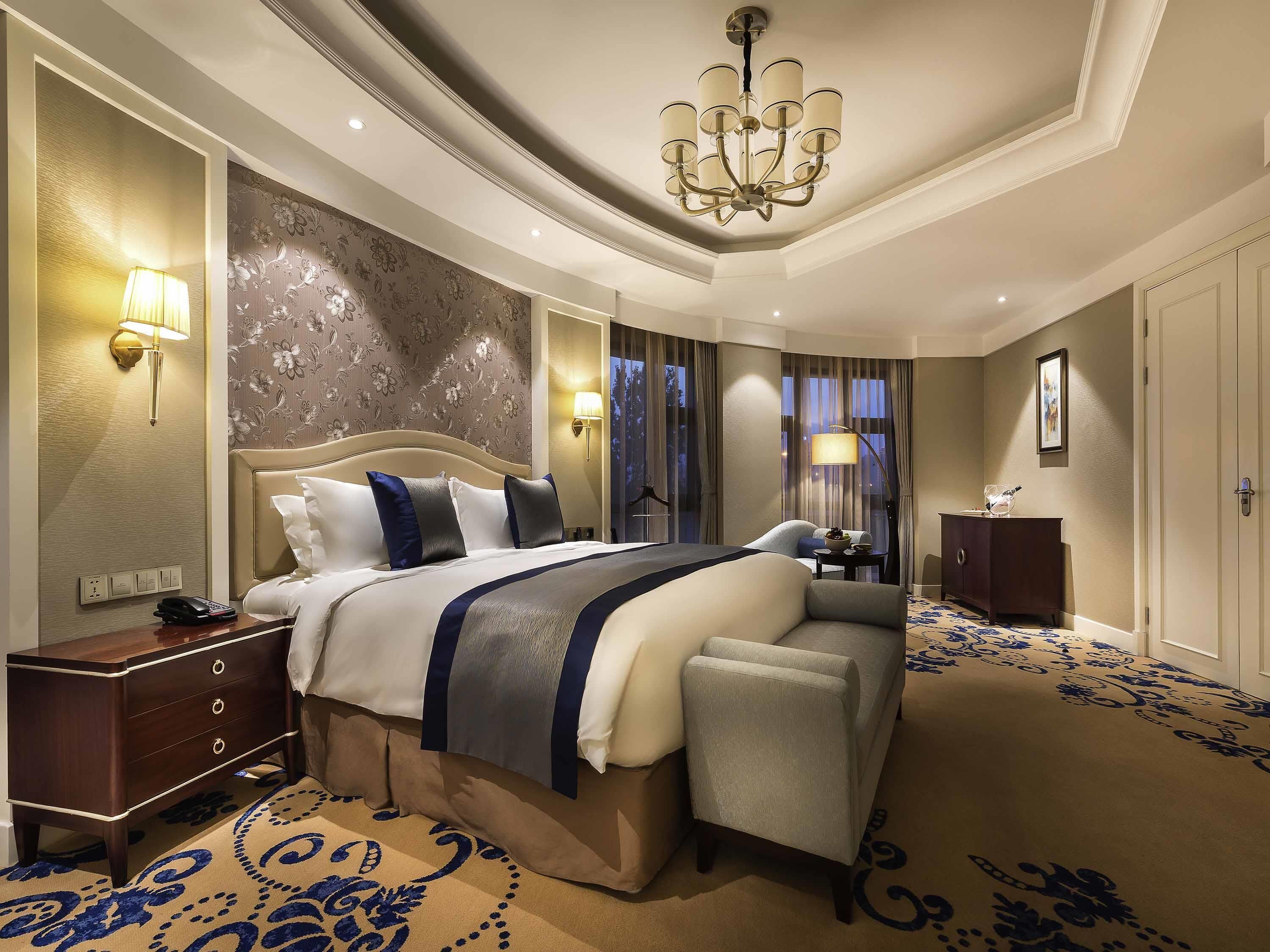 Phòng Suite Superior, 1 giường cỡ king, quyền sử dụng Club Lounge | Bộ đồ giường cao cấp, minibar, két bảo mật tại phòng, bàn 