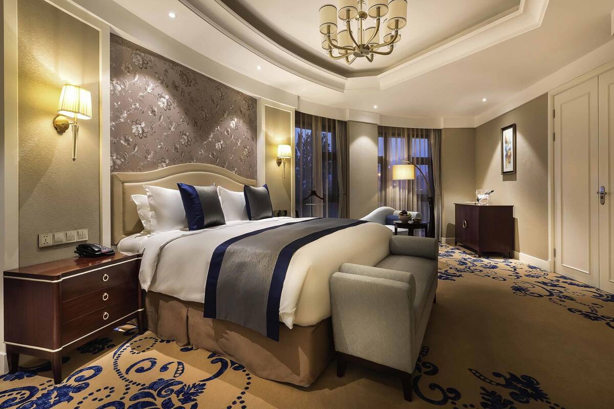Superior Suite, 1 King Bed, Club Lounge Access