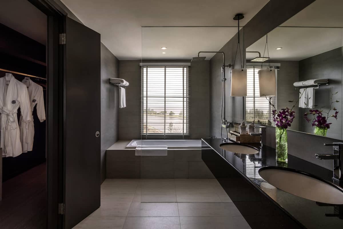Suite superior, 1 cama King size | 1 habitación, minibar, caja de seguridad en la habitación y escritorio