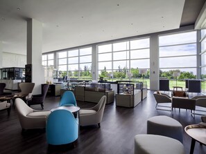 Se sirven desayunos y cocina internacional; con mesas al aire libre 