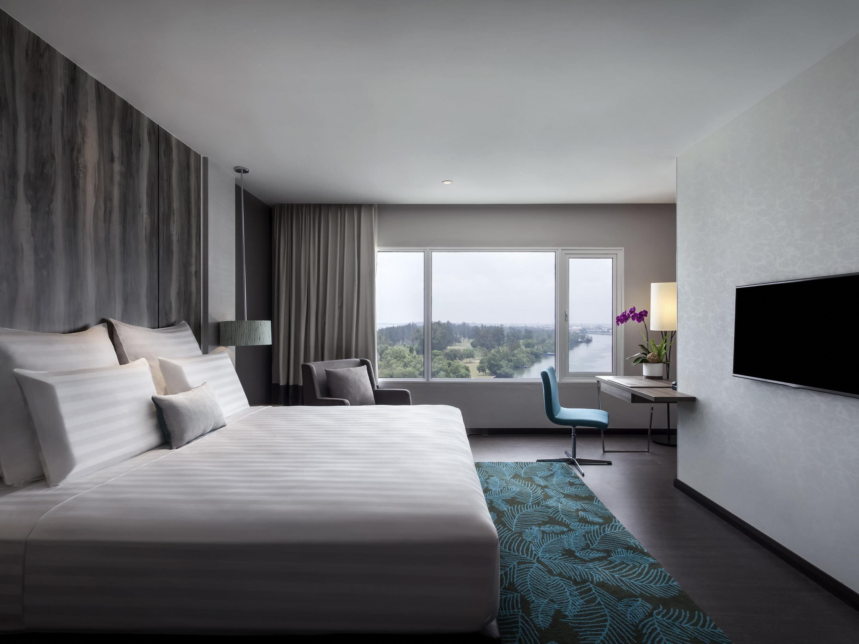 Deluxe Room, 1 King Bed, Sea View | Minibar, in-room safe, desk, soundproofing