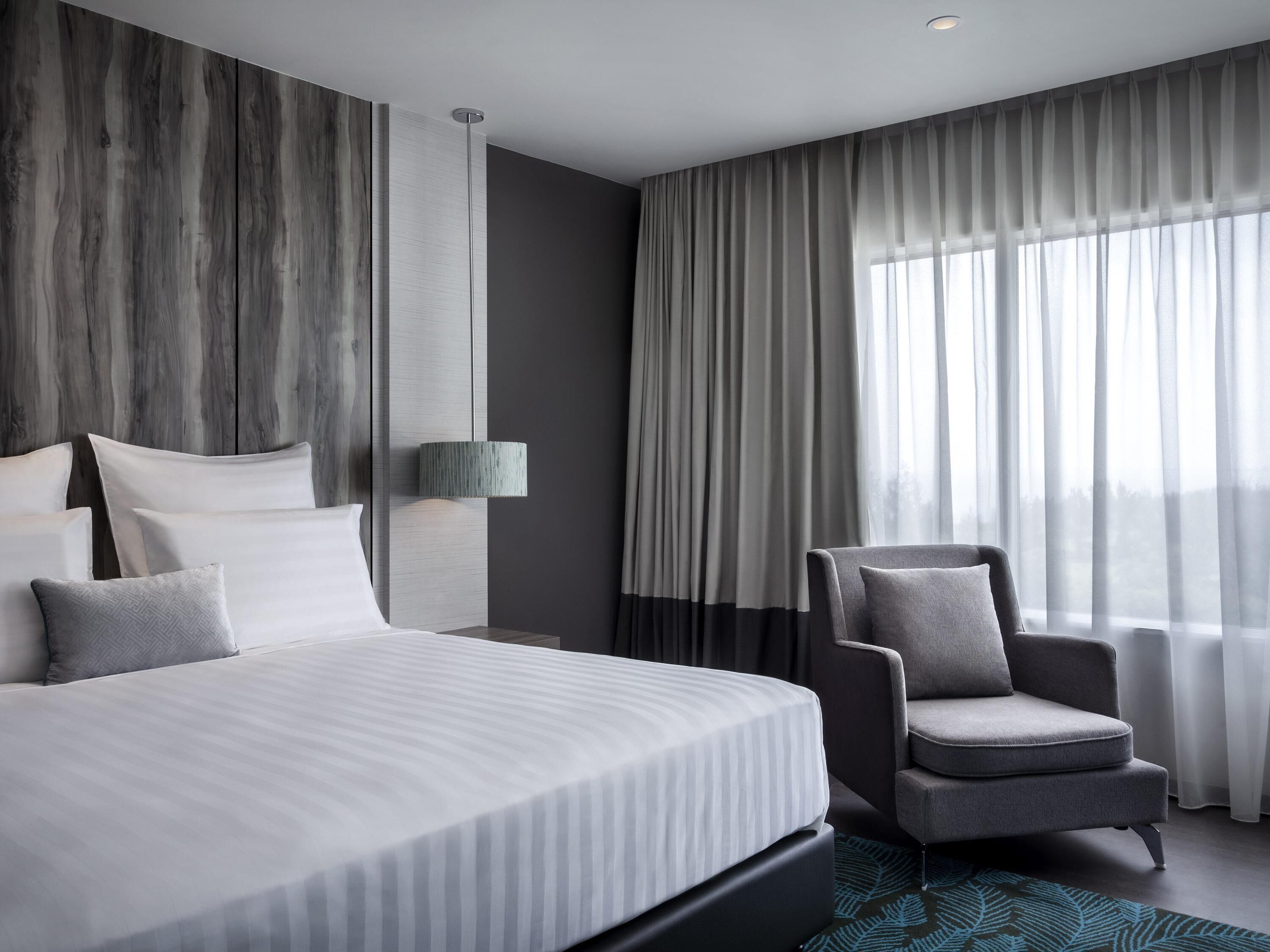 Superior kamer, 1 kingsize bed, uitzicht op de stad | Een minibar, een kluis op de kamer, een bureau, geluiddichte muren