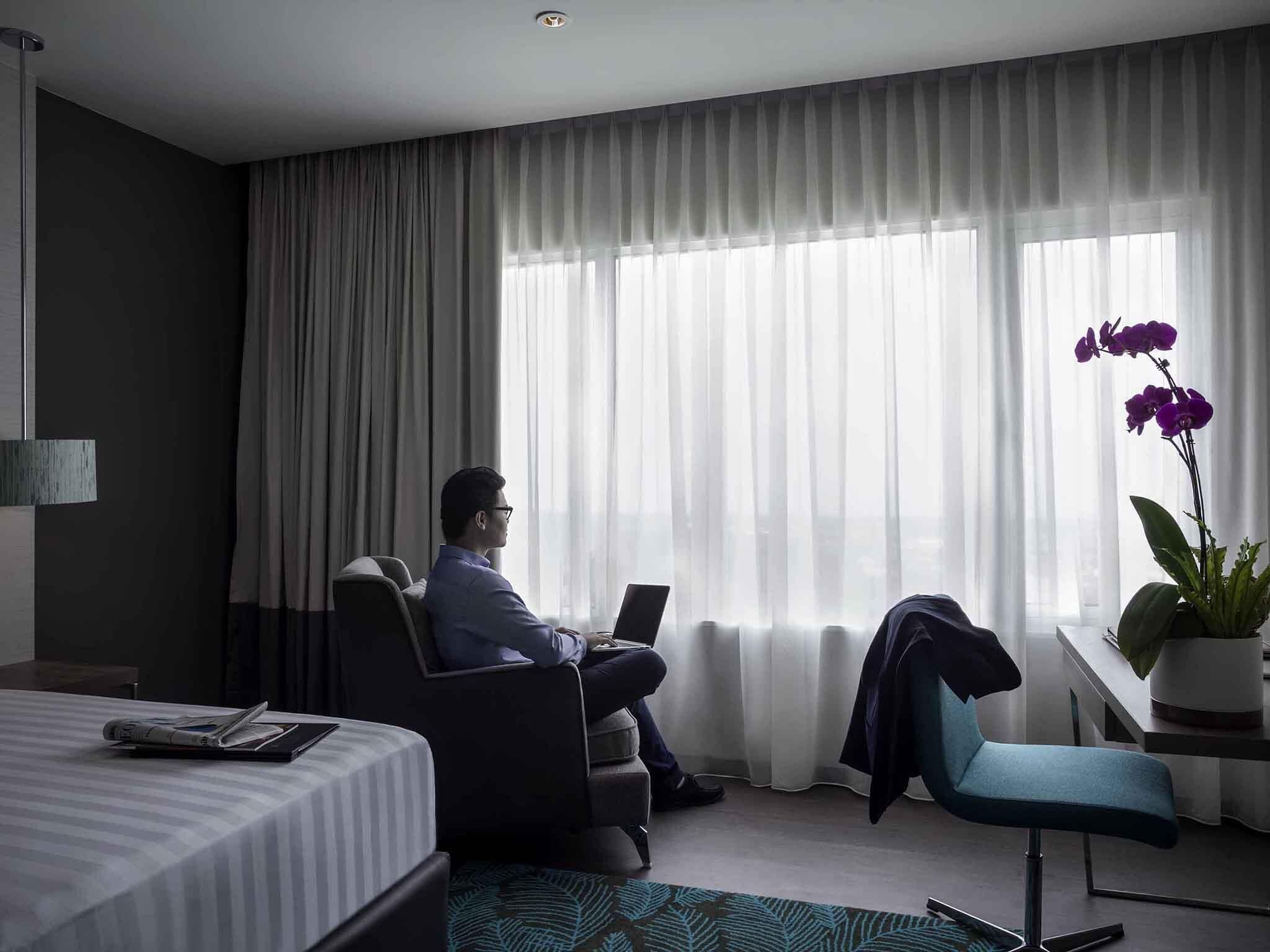 Minibar, caja fuerte, escritorio y sistema de insonorización