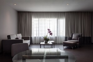 Suite superior, 1 cama King size | Sala de estar | Televisión LCD y películas con cargo 