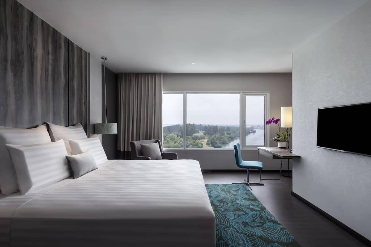 Deluxe Room, 1 King Bed, Sea View | 1 bedroom, minibar, in-room safe, desk