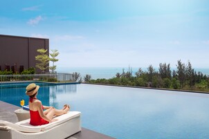 สระว่ายน้ำกลางแจ้ง, เก้าอี้อาบแดดริมสระ