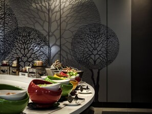Daily buffet breakfast for a fee - Pullman Miri Waterfront (Miri)