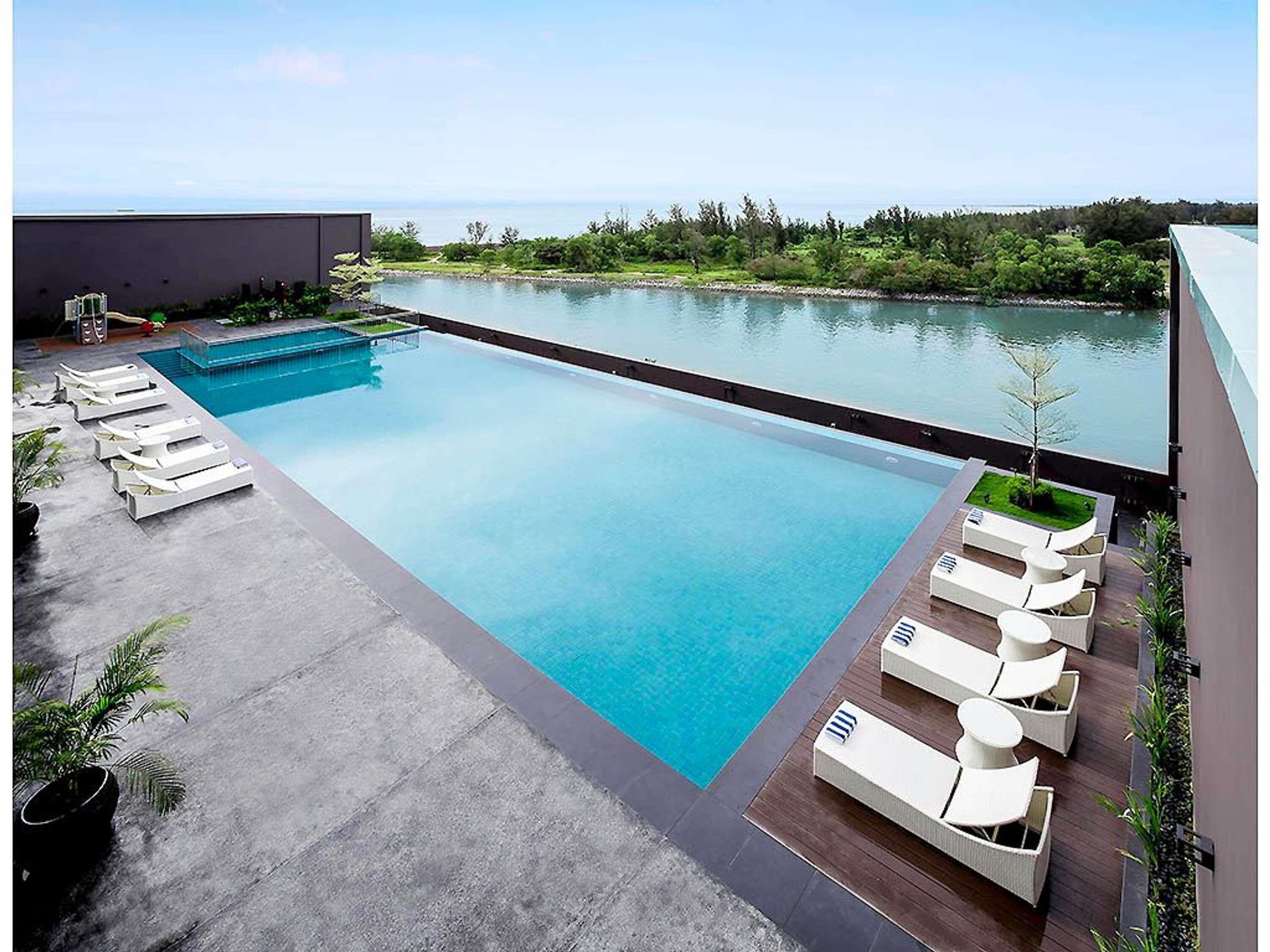 2 bars/lounges, poolside bar