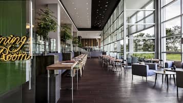 Petit déjeuner et déjeuner servis sur place, restauration en plein air