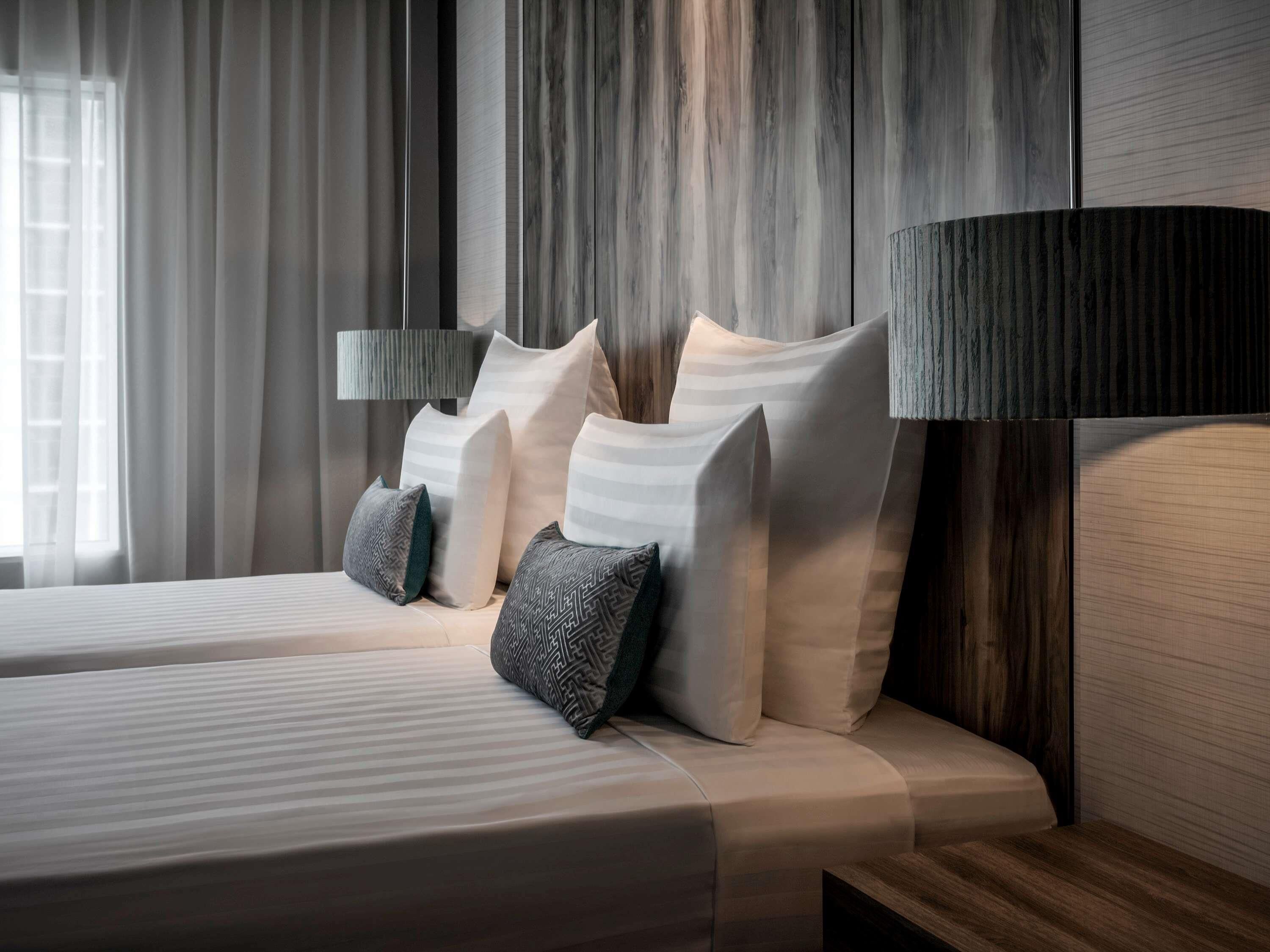 ميني بار وخزنة داخل الغرفة ومكتب وتجهيزات عازلة للصوت