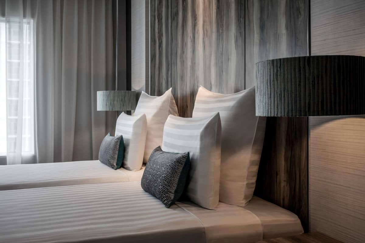 Minibar, coffres-forts dans les chambres, bureau, chambres insonorisées