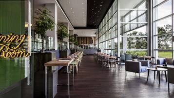 Melayani sarapan, makan siang, makan malam; dengan santap malam alfresco