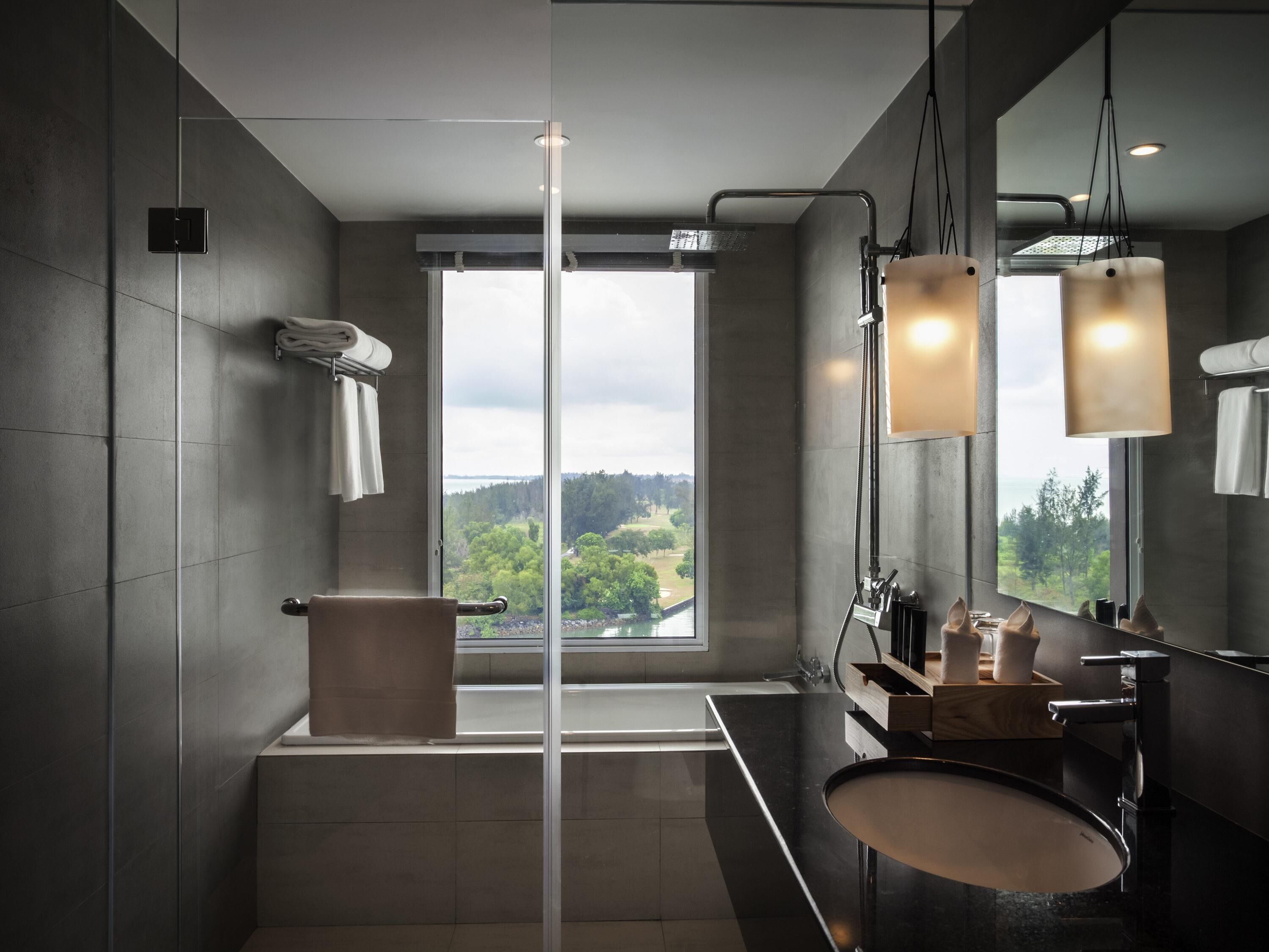 迷你吧、客房内保险箱、办公桌、隔音