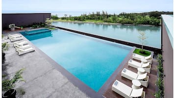 Piscine extérieure, chaises longues