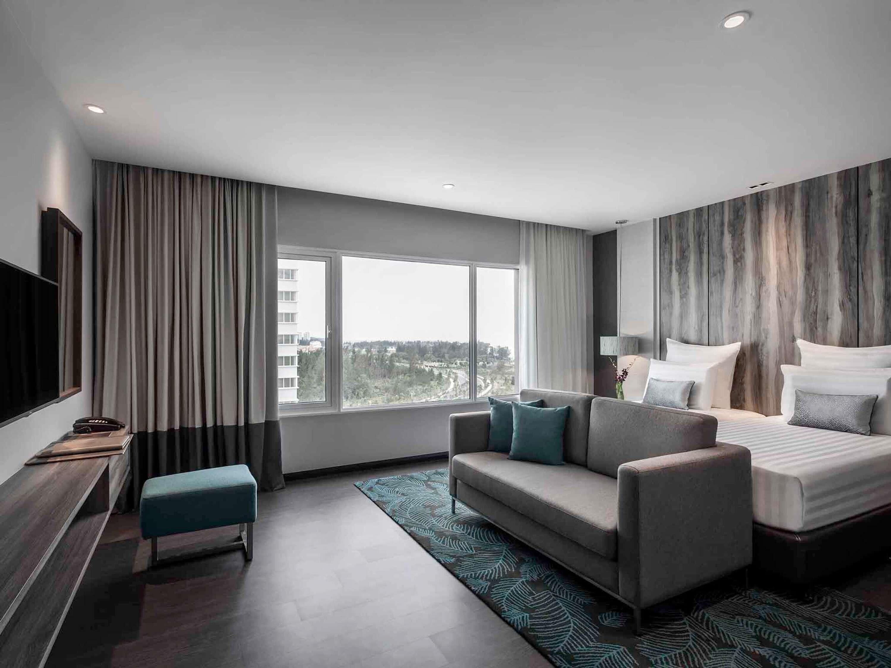 ميني بار وخزنة داخل الغرفة ومكتب وتجهيزات عازلة للصوت