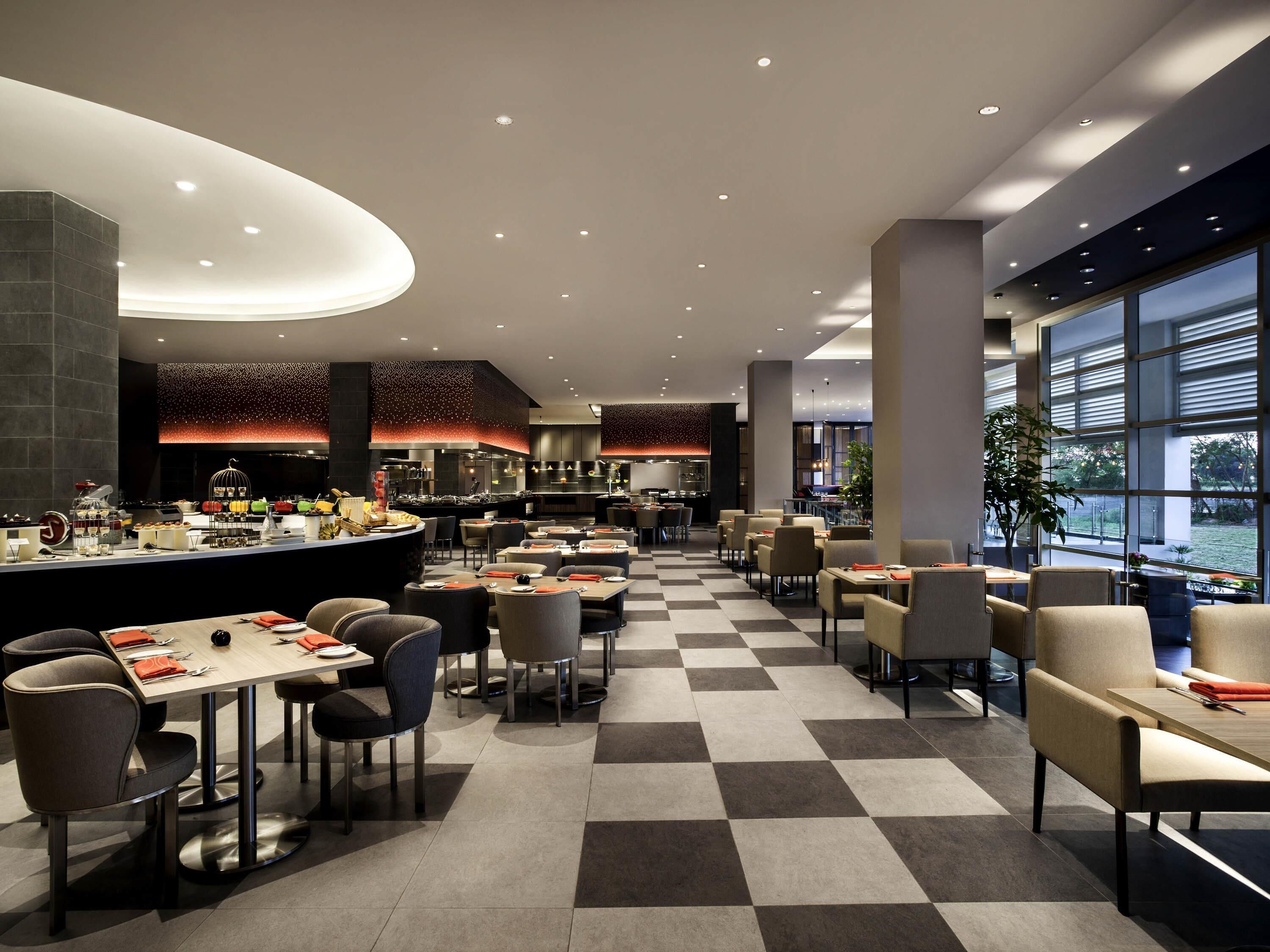 Petit déjeuner, déjeuner, dîner et brunch servis sur place