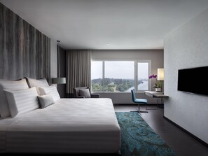 Deluxe Room, 1 King Bed, Sea View | Minibar, in-room safe, desk, soundproofing - Pullman Miri Waterfront (Miri)