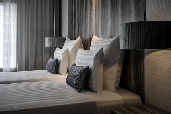 1 bilik tidur, bar mini, peti besi dalam bilik, meja