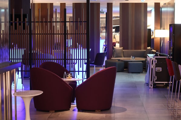 2 bars/lounges, poolside bar