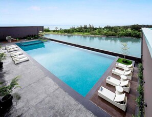 2 bars/lounges, poolside bar - Pullman Miri Waterfront (Miri)